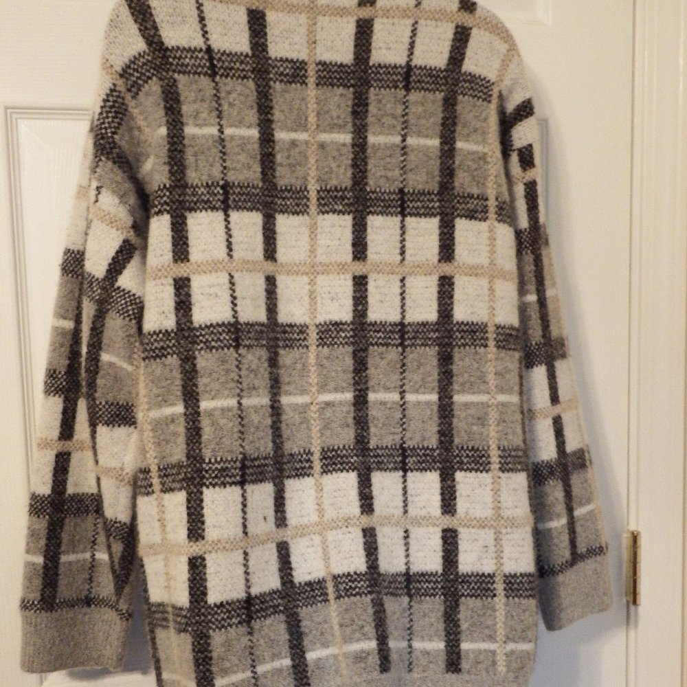 Womens Cardigan Sweater with button closure, Size Large - Picture 2 of 4
